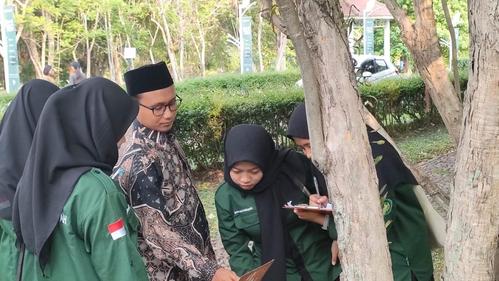Kegiatan Observasi dan Identifikasi Mahasiswi Biologi FMIPA IST ANNUQAYAH di Kebun raya Purwodadi Pasuruan.