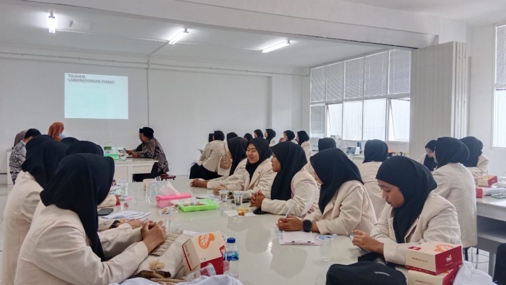 Mahasiswi Biologi F-MIPA IST Annuqayah Dibekali Pengelolaan Laboratotium