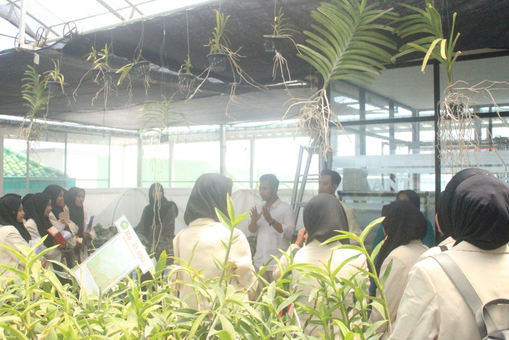 Mahasiswi Biologi FMIPA IST Annuqayah Kunjungi Lab Orchidologi FMIPA UNISMA