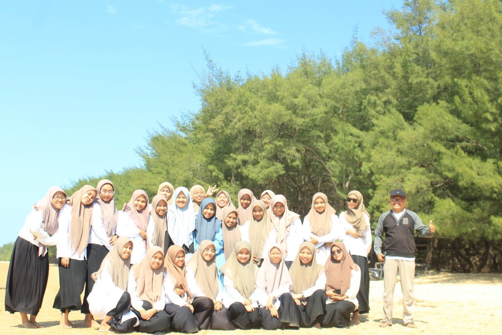 Mahasiswa Biologi,  jajal Pesisir Laut batang-Batang dalam kegiatan Praktikum lapangan Biomonitoring