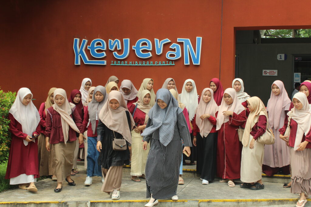 Memperdalam Materi Biomonitoring, Mahasiswi Biologi Semester V Kunjungi Pantai Kenjeran lama dan Pantai Rindu.